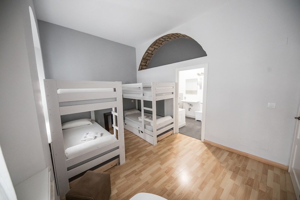 Bed in Dorm (male dorm) Factory Rooms Tarifa - Hostel