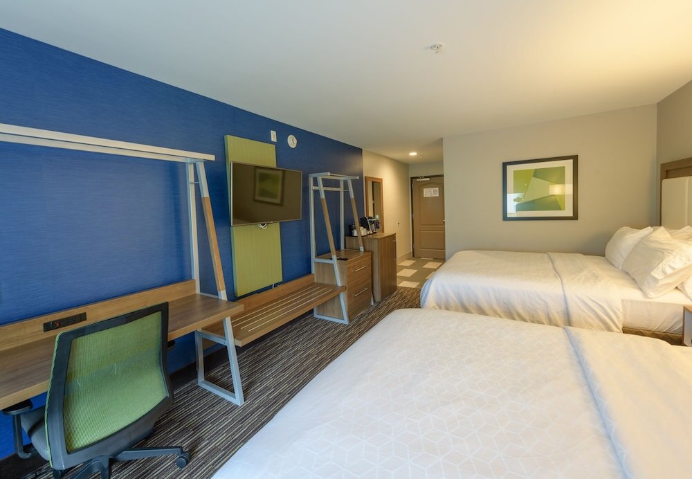 Четырёхместный номер Standard Holiday Inn Express & Suites Jamestown, an IHG Hotel