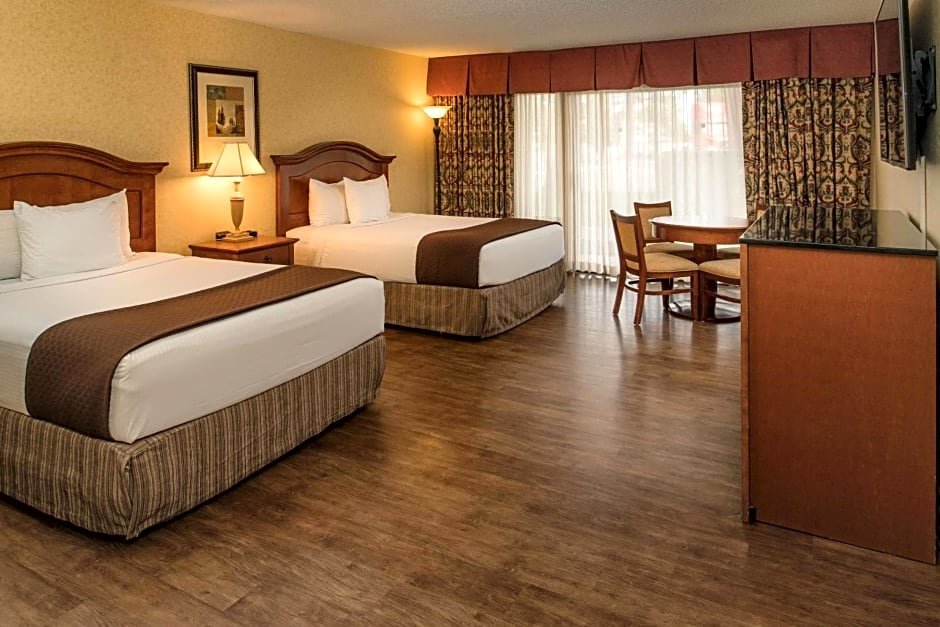 Standard quadruple chambre Vue piscine Red Lion Hotel Pasco Airport & Conference Center