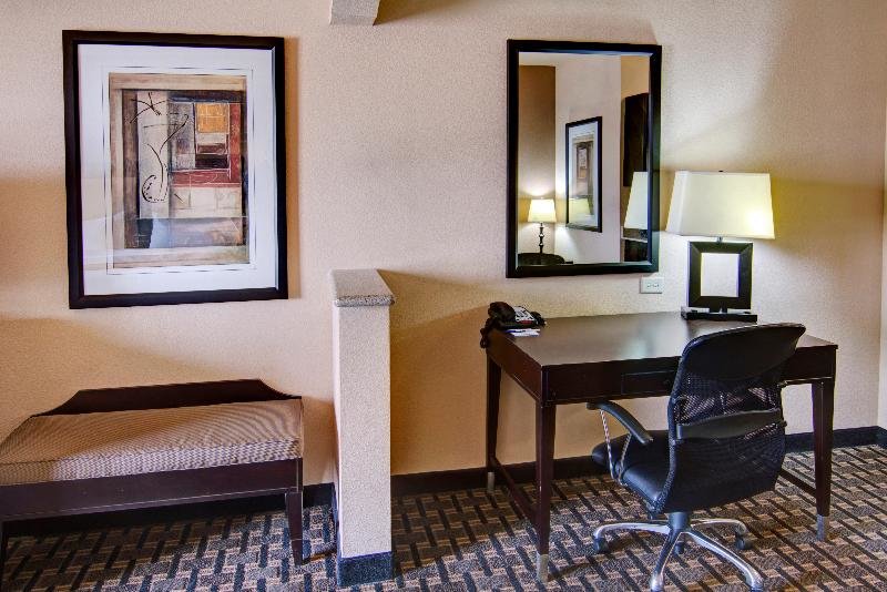 Двухместный люкс Holiday Inn Express Hotel & Suites Huntsville, an IHG Hotel