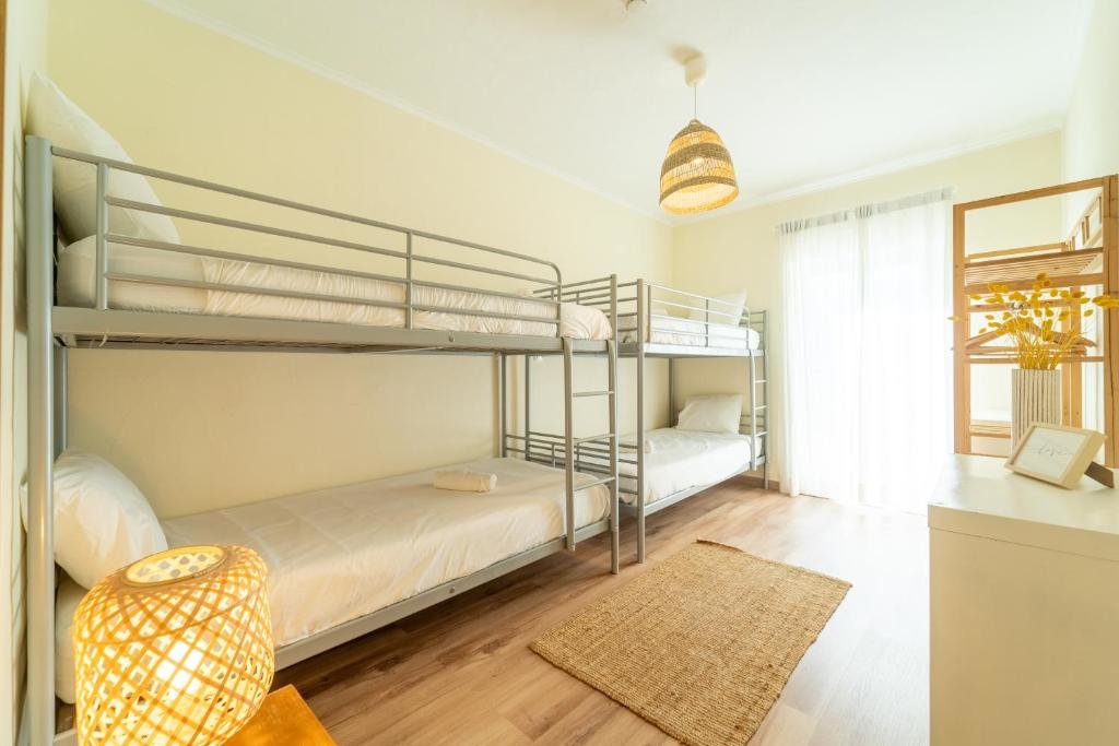 Кровать в общем номере Aljezur Villas