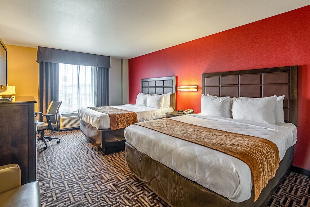 Standard Quadruple room Astoria Hotel and Suites
