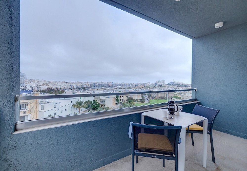 Апартаменты с 2 комнатами с балконом Stunning Apartment in a Central Location With Views