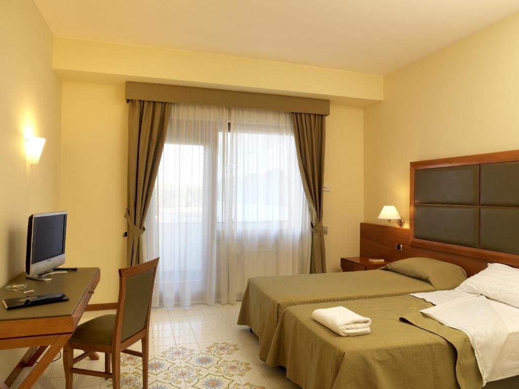 Двухместный номер Comfort с частичным видом на море Grand Hotel Don Juan