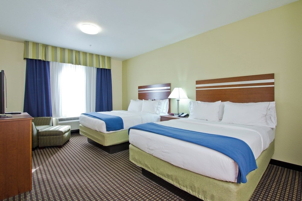Четырёхместный номер Standard Holiday Inn Express and Suites Denver East Peoria Street, an IHG Hotel