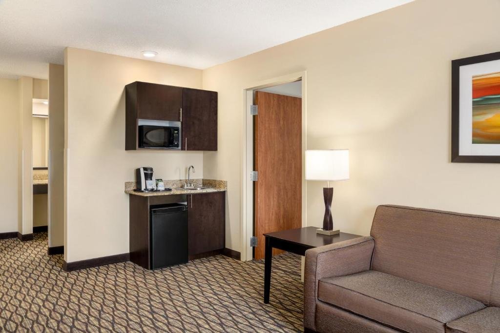 Suite 1 dormitorio Holiday Inn Express Hotel & Suites Edmond, an IHG Hotel