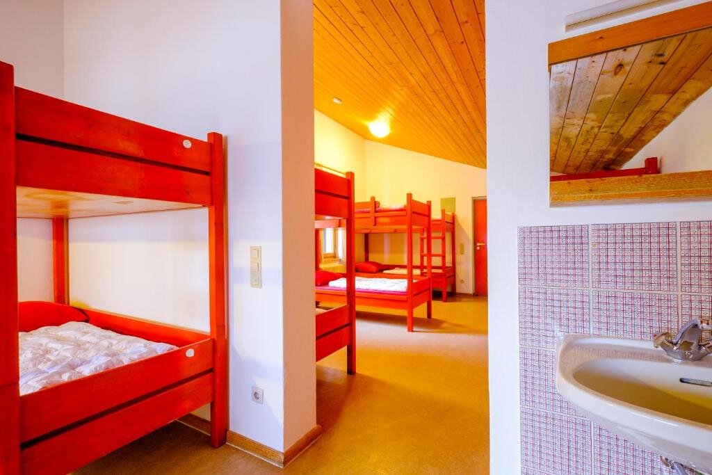 Кровать в общем номере DJH Jugendherberge Pottenstein