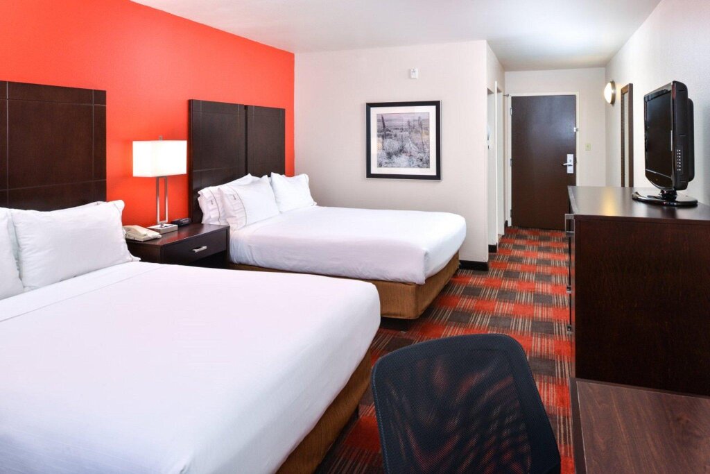 Четырёхместный номер Standard Holiday Inn Express Kingman, an IHG Hotel