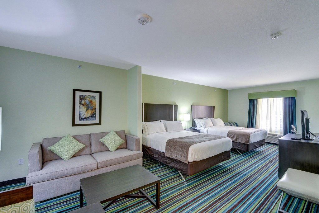 Quadruple suite Holiday Inn Express & Suites Carrizo Springs, an IHG Hotel