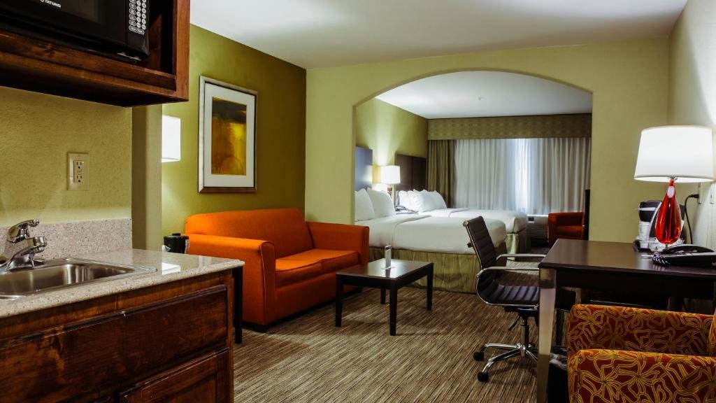 Четырёхместный люкс Deluxe Holiday Inn Express Hotel & Suites Waller, an IHG Hotel