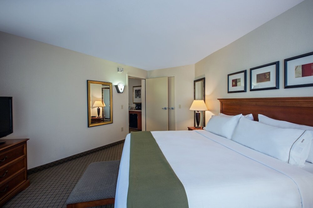 Suite 1 dormitorio Holiday Inn Express & Suites Flowood, an IHG Hotel