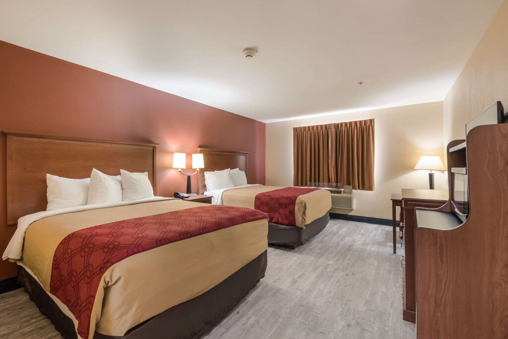 Четырёхместный номер Standard Econo Lodge Inn & Suites Little Rock SW