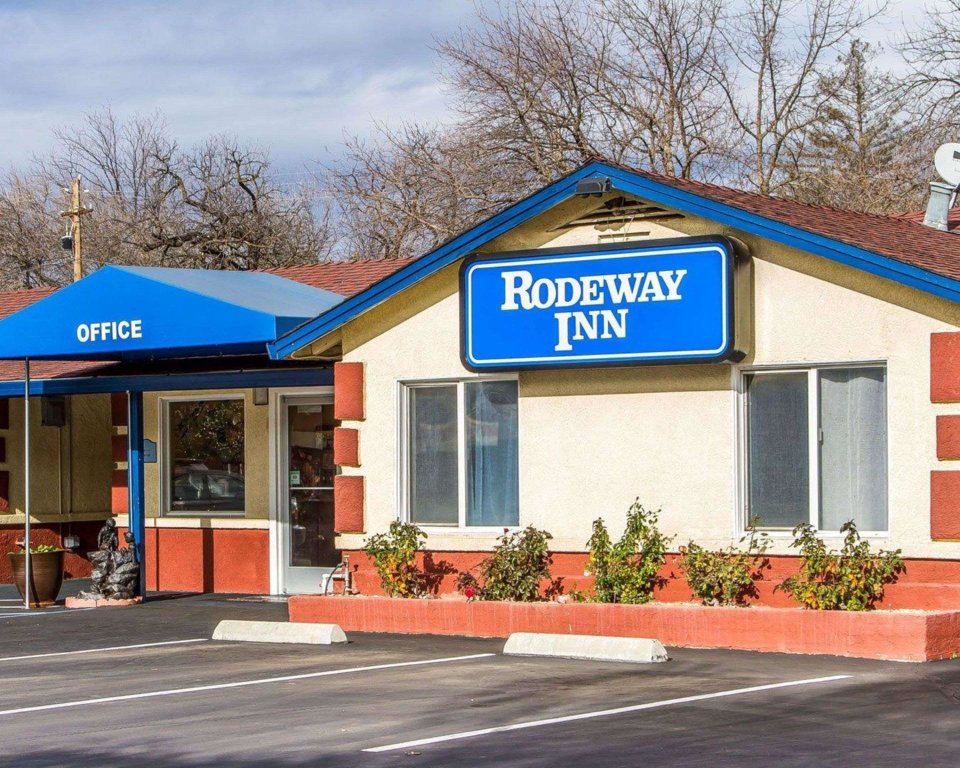 Четырёхместный номер Standard Rodeway Inn Chico University Area