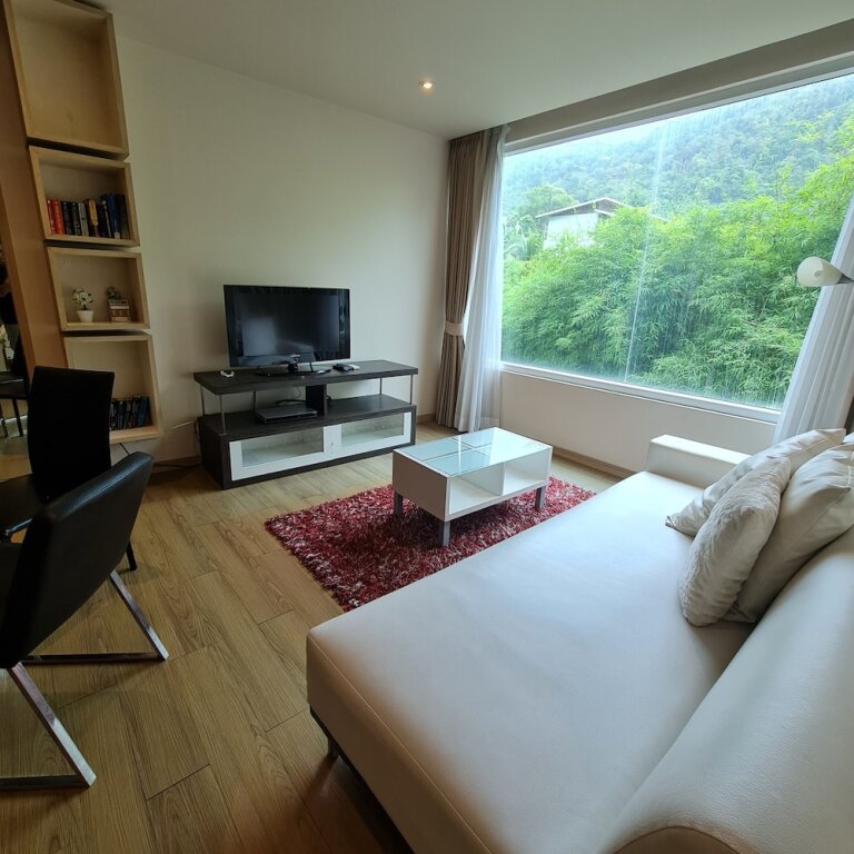 1 Bedroom Suite with balcony and with garden view The Baycliff Residence