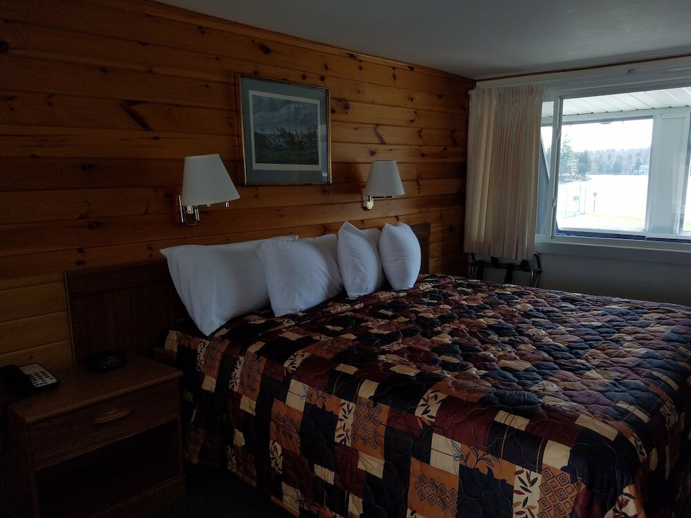 Standard Zimmer mit Balkon und mit Seeblick Clark's Beach Motel