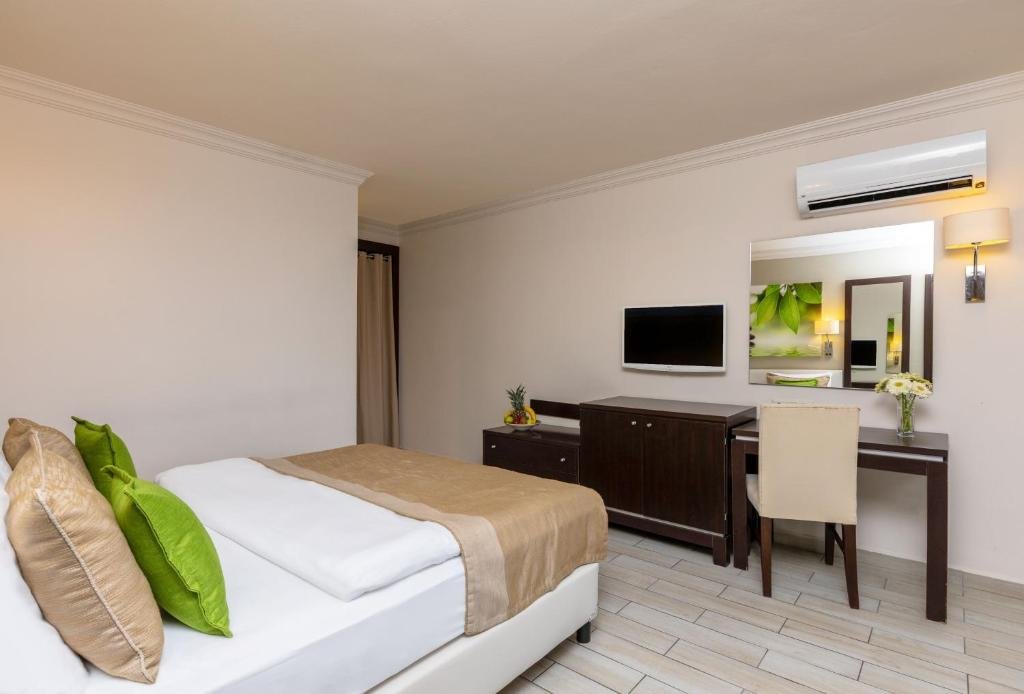 Люкс с 2 комнатами с видом на сад Marmaris Bay Resort