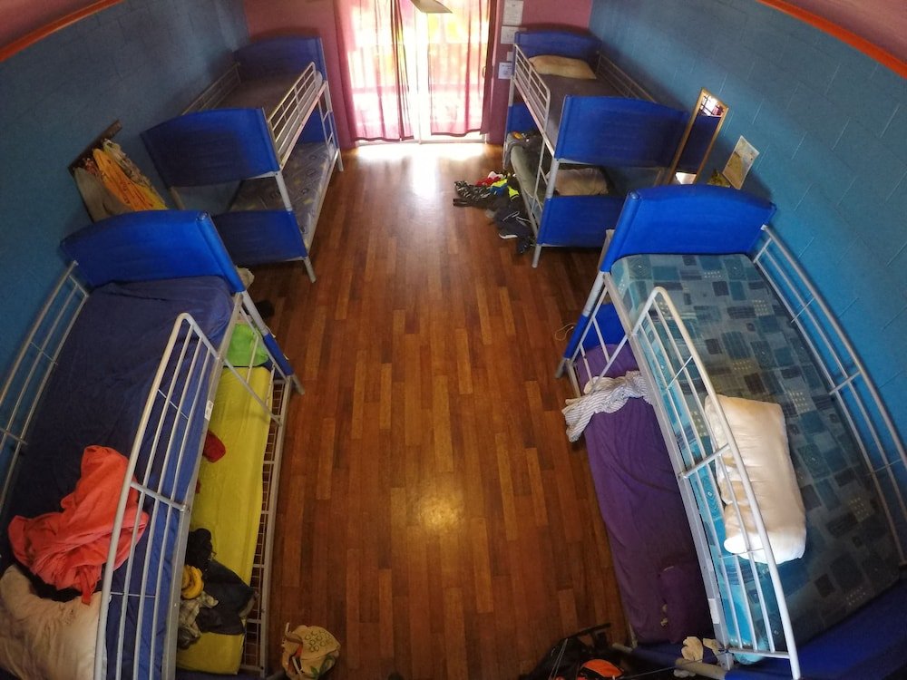 Кровать в общем номере с балконом Cool Bananas Backpackers