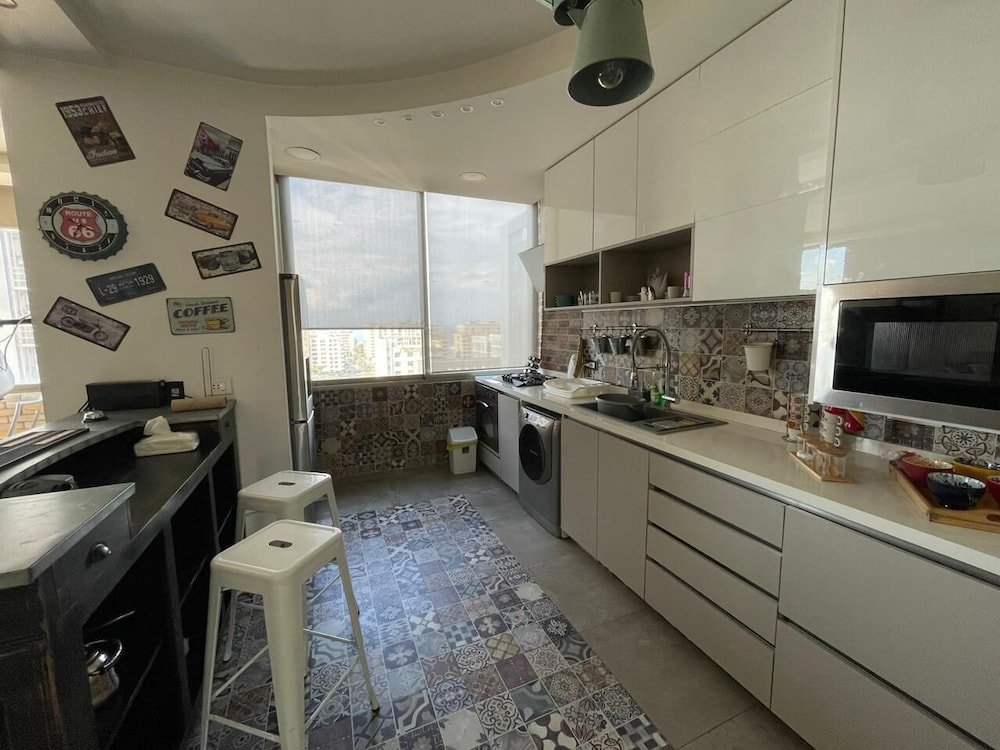 Apartamento Stunning Vacation Rental in Dbayeh, at a Prime Location, Between Le Mall and Abc
