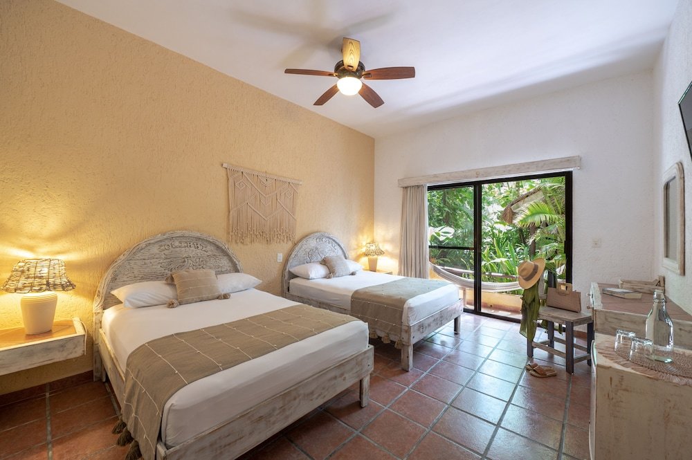 Standard Quadruple room with balcony and with garden view Hotel Colibri Beach