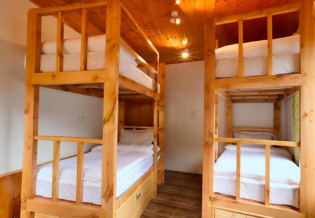 Кровать в общем номере Robinhood Travel Hostel