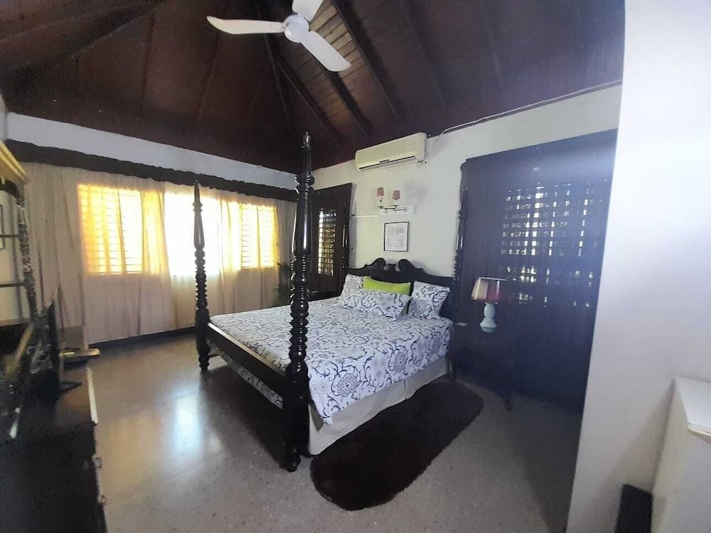 Standard Doppel Zimmer mit Poolblick Comfort Kingdom Villa Bed & Breakfast