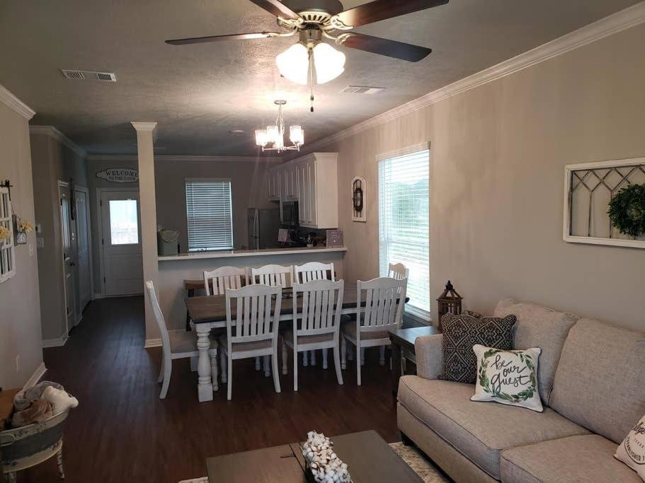 Appartement NEW 4/4 Farmhouse style house in College Station