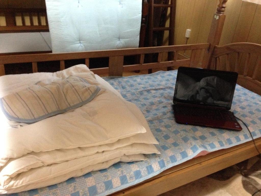 Кровать в общем номере Goto Guest House Utojuku