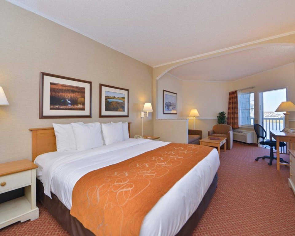 Suite 1 camera da letto Comfort Suites Chincoteague Island Bayfront Resort