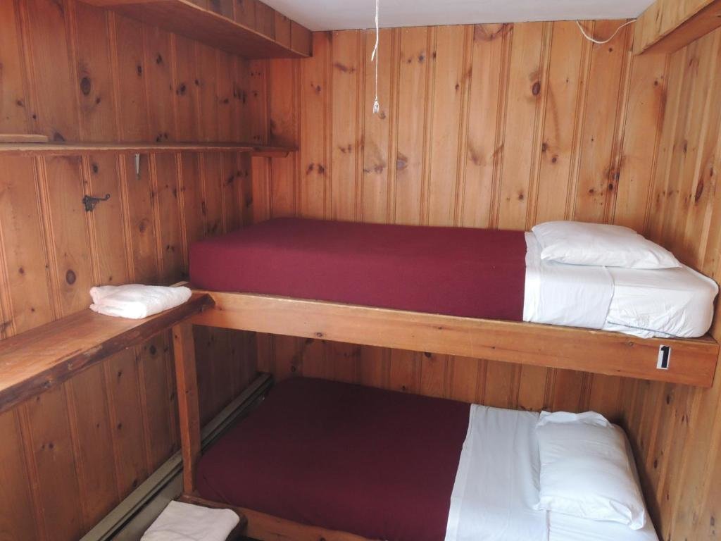 Кровать в общем номере (мужской номер) Turn of River Lodge