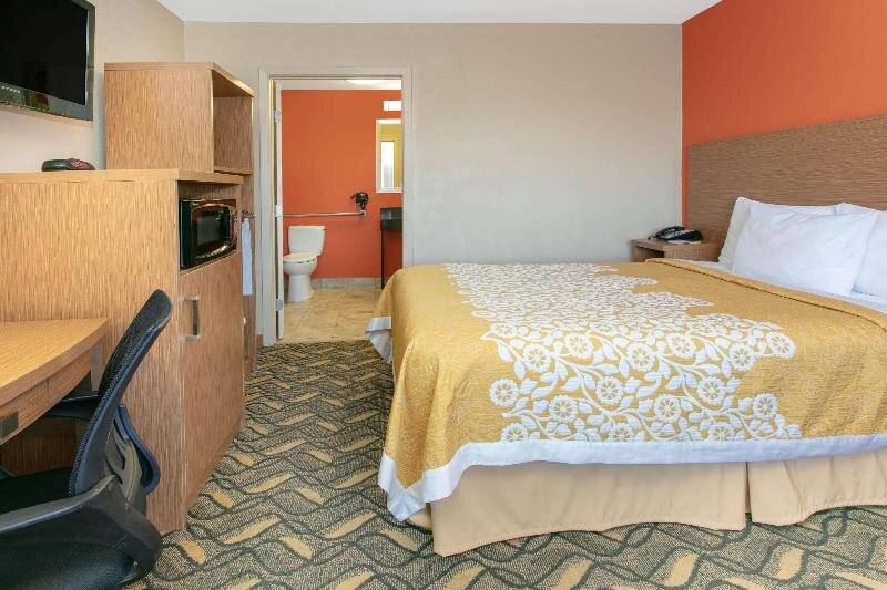 Двухместный номер Standard Days Inn & Suites by Wyndham Arlington Near Six Flags