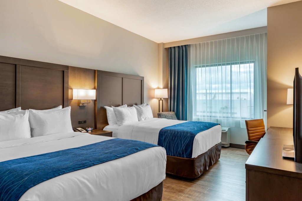 Standard Quadruple room Comfort Inn & Suites Miami International Airport