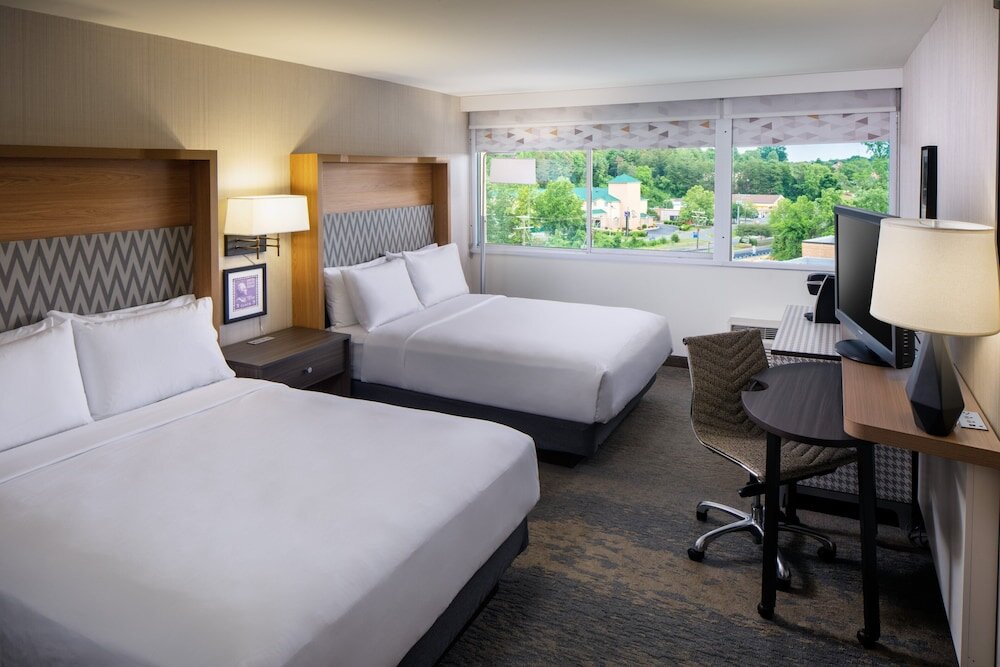 Четырёхместный номер Standard Holiday Inn Charlottesville-Monticello, an IHG Hotel