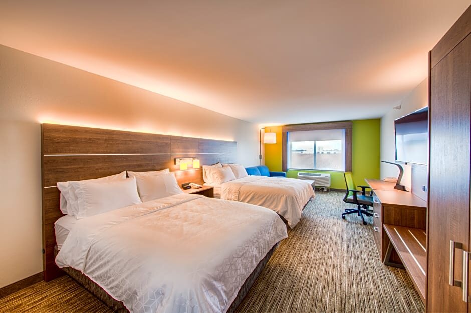 Четырёхместный люкс Holiday Inn Express & Suites - Remington, an IHG Hotel