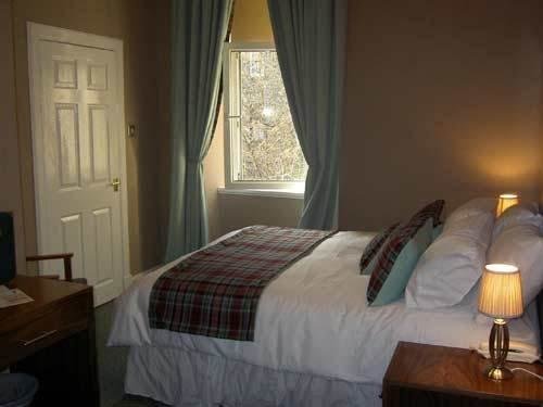 Кровать в общем номере Argyll Hotel