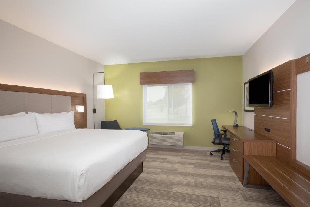 Номер Superior Holiday Inn Express & Suites Amarillo, an IHG Hotel