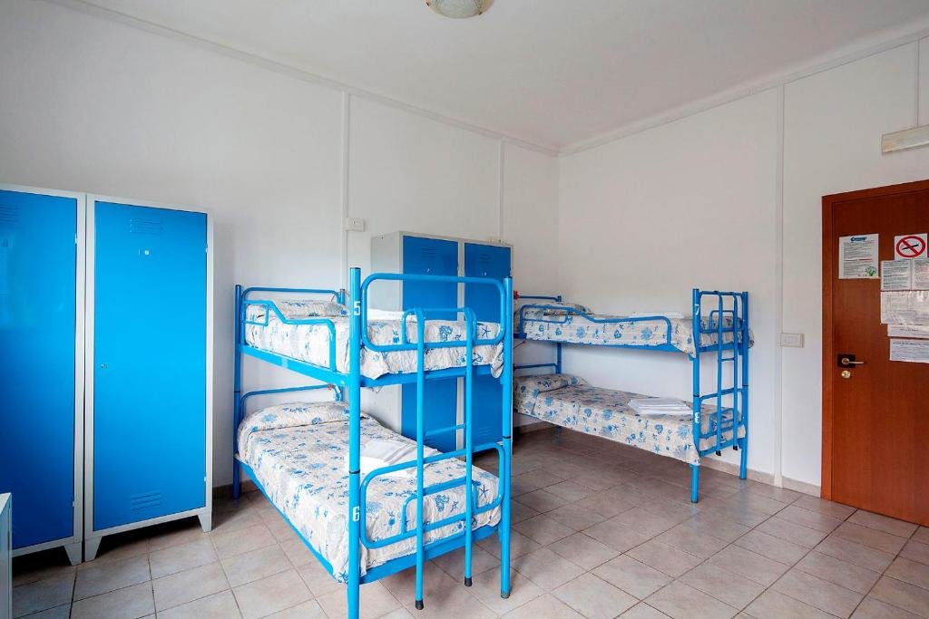 Кровать в общем номере Ostello Corniglia