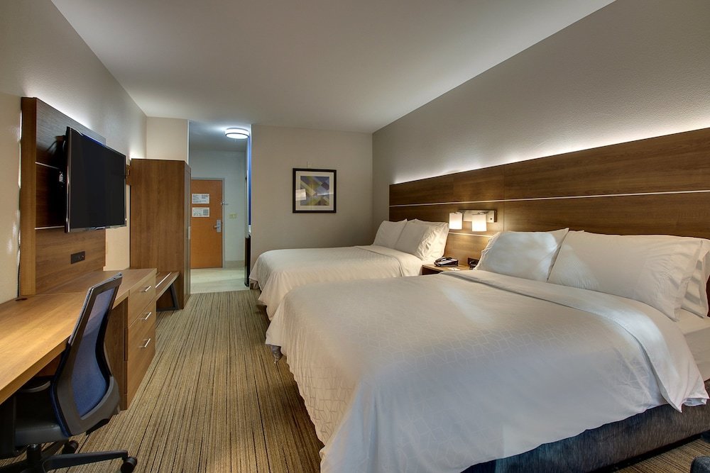 Четырёхместный номер Standard Holiday Inn Express Hotel & Suites Austell Powder Springs, an IHG Hotel