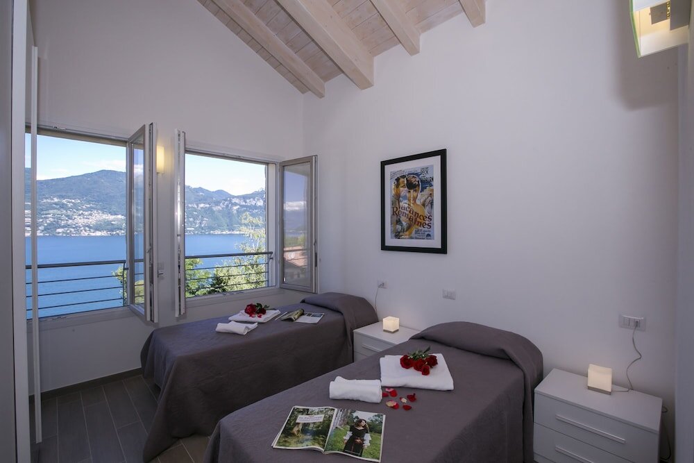Cama en dormitorio compartido familiar 6 habitaciones ático Paradiso di Menaggio Penthouse