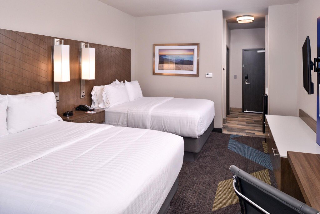 Четырёхместный номер Standard Holiday Inn Express and Suites Bryant - Benton Area, an IHG Hotel