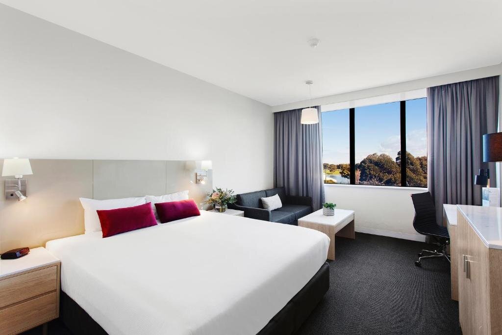 Standard Double room with lake view Mercure Melbourne Albert Park