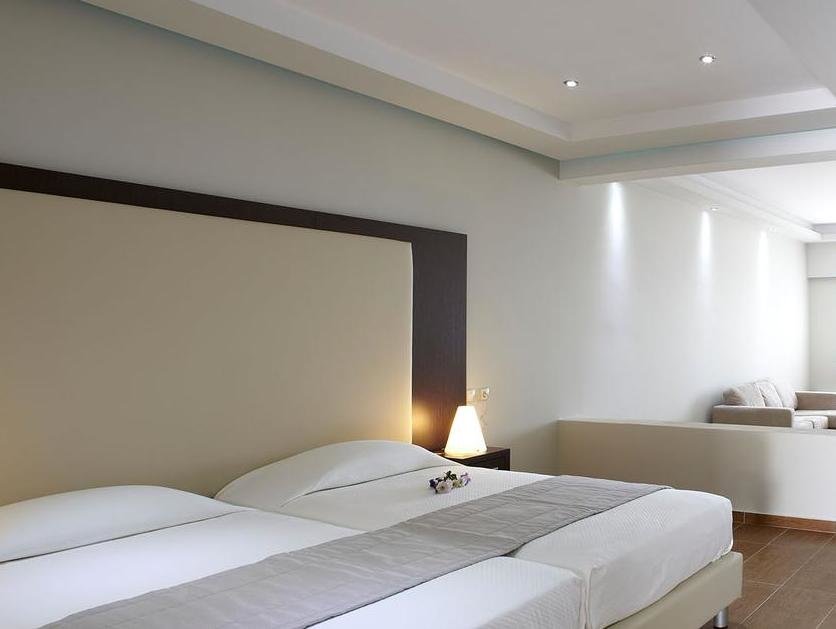 Кровать в общем номере с красивым видом из окна Splendour Resort