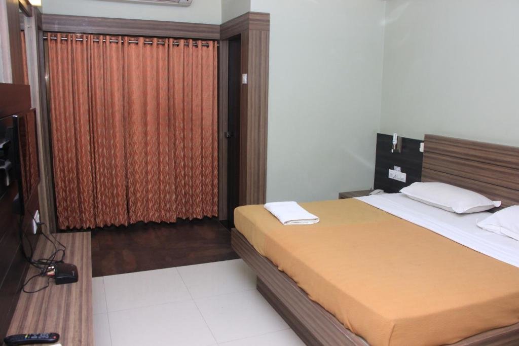Deluxe Suite Hotel Sham Suman, Kolhapur- Opposite To Mahalaxmi Temple