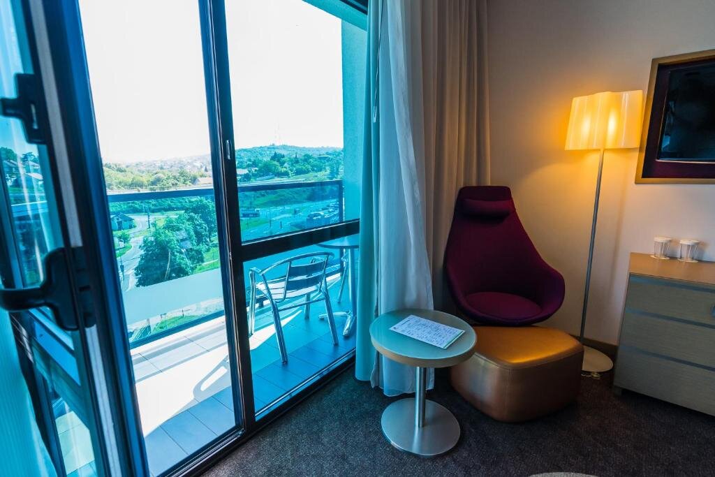 Двухместный номер Deluxe с балконом и с видом на парк DoubleTree by Hilton Oradea