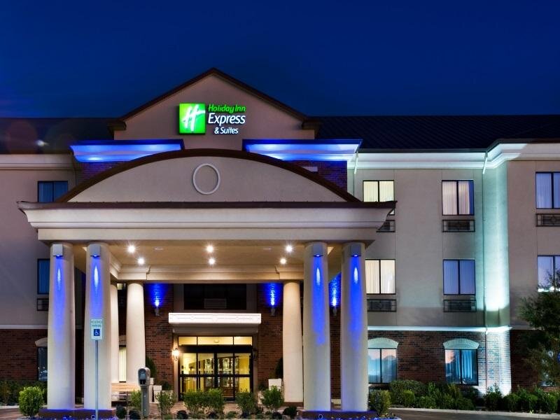 Кровать в общем номере Holiday Inn Express & Suites Midland South I-20, an IHG Hotel