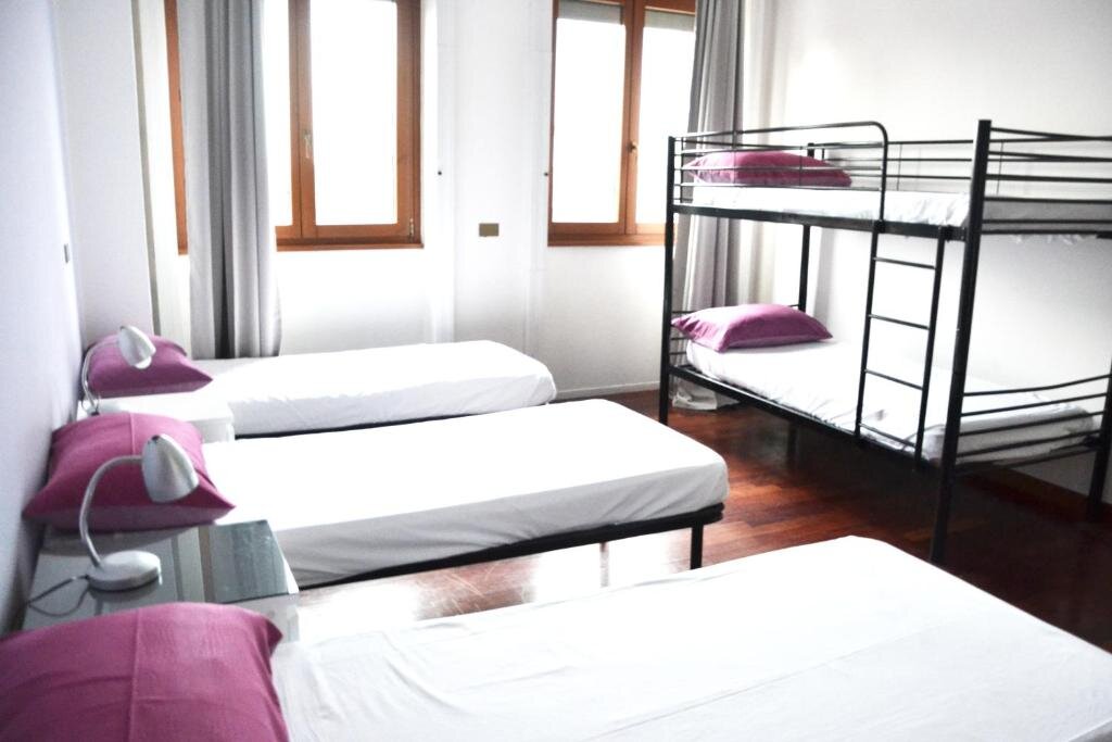Кровать в общем номере (женский номер) B&B Best Hostel Milano