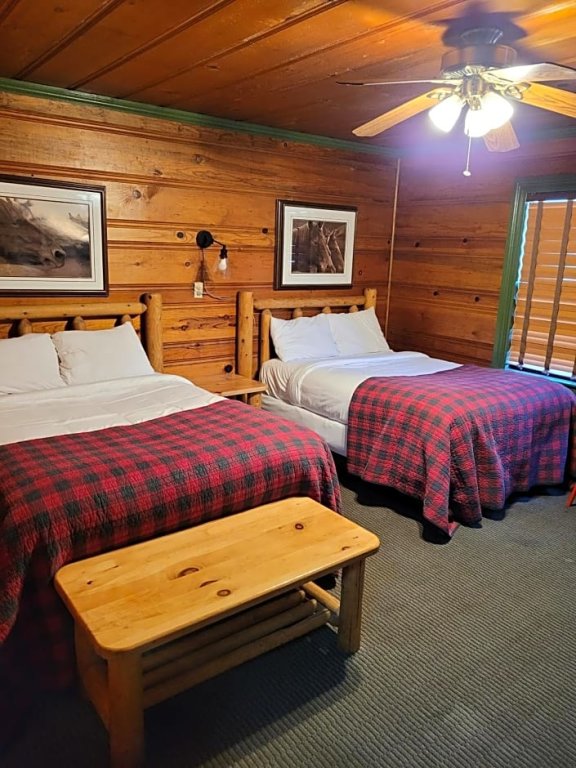 Двухместный номер Standard с видом на горы Shaver Lake Village Hotel