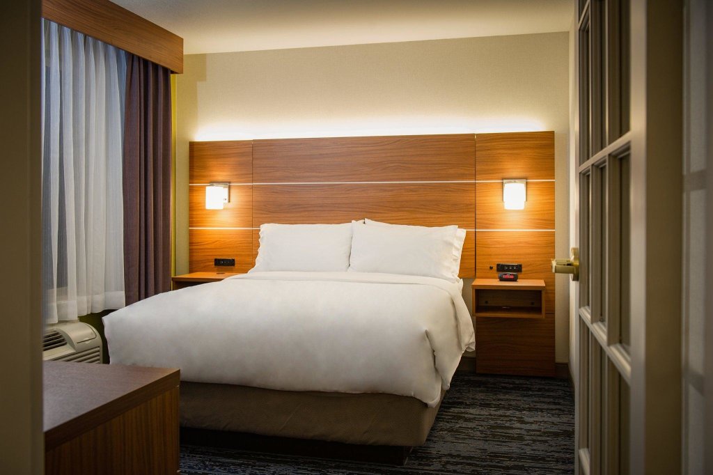 Suite Holiday Inn Express Hotel & Suites Wausau, an IHG Hotel