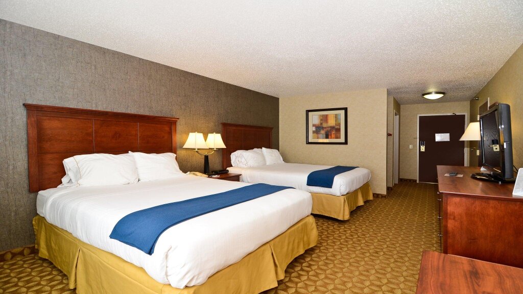 Четырёхместный номер Standard Holiday Inn Express Hotel & Suites Fort Atkinson, an IHG Hotel
