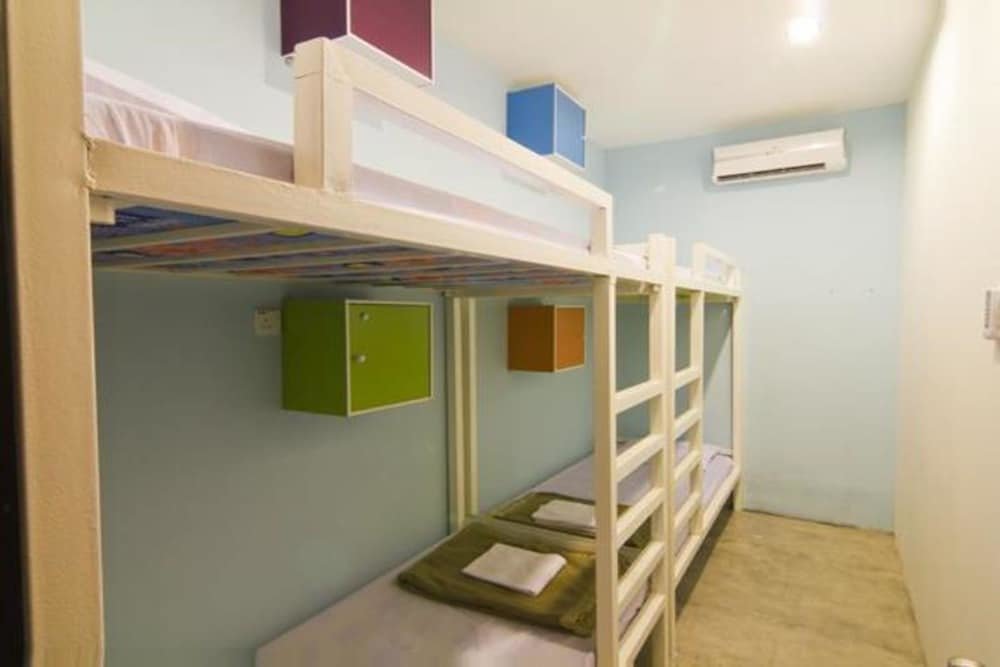 Кровать в общем номере Guest Inn Muntri