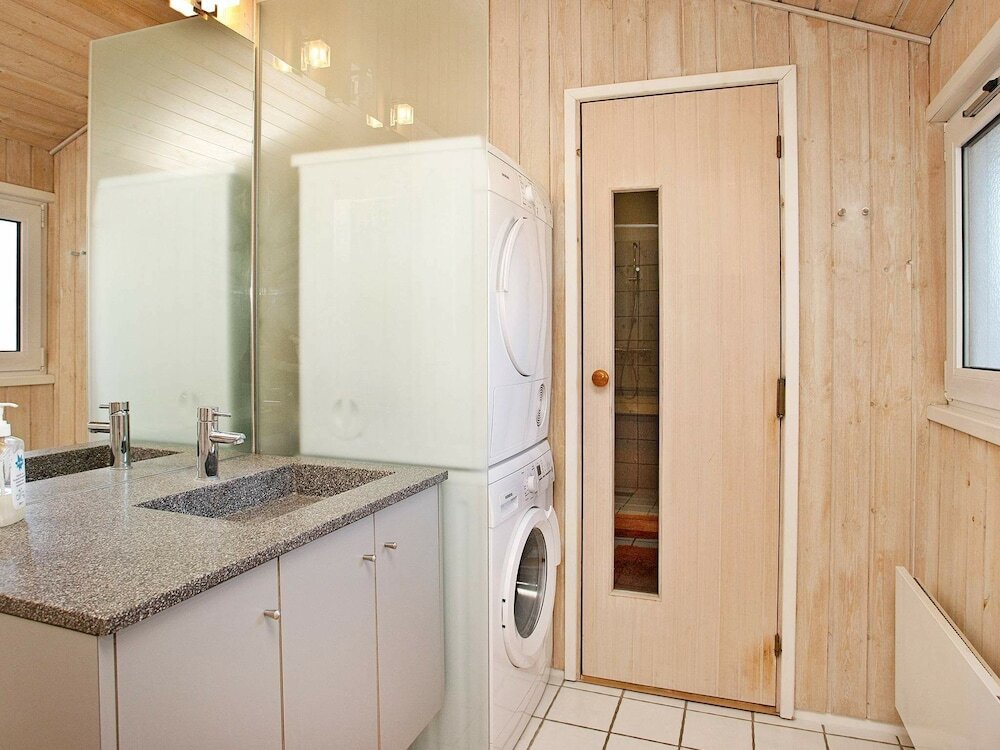 Modern Holiday Home in Lønstrup With Indoor Whirlpool 约灵